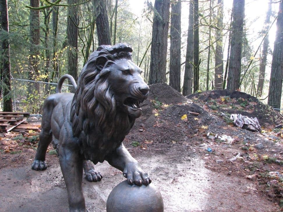 Bronze lion statue ball