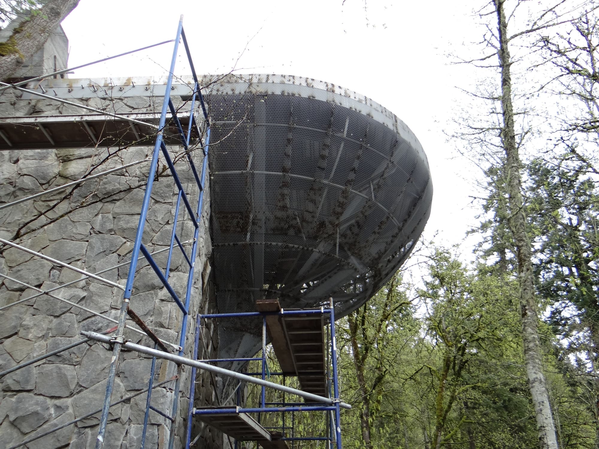 Curved mesh balcony scaffolding