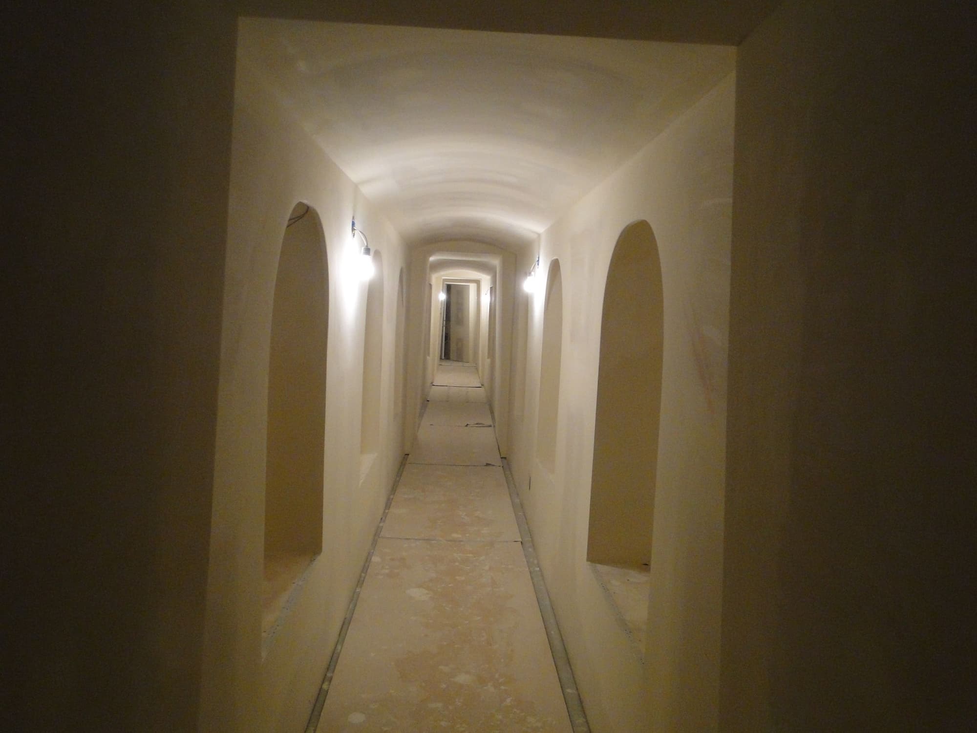 Plaster hallway arched niches
