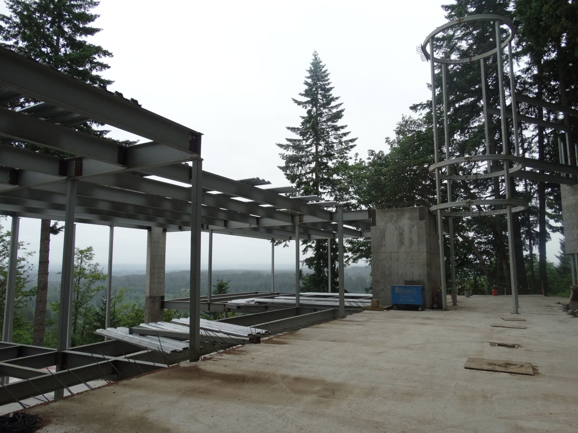 Steel beams concrete deck